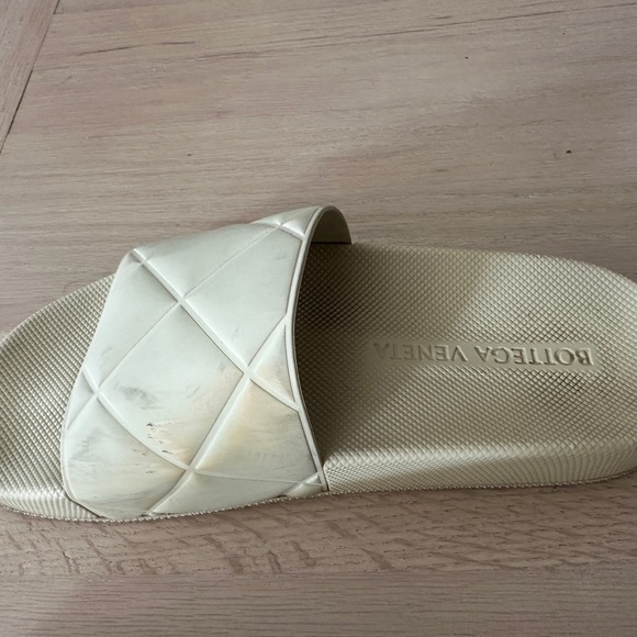 [bottega veneta] cream colored pool slides - Picture 5 of 6